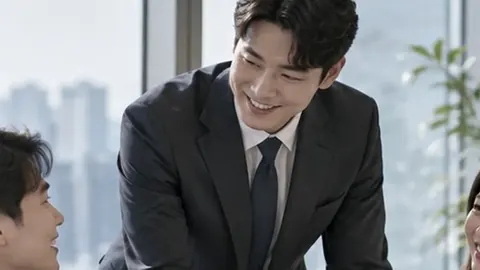 함께 자료를 보며 이야기하는 동료들